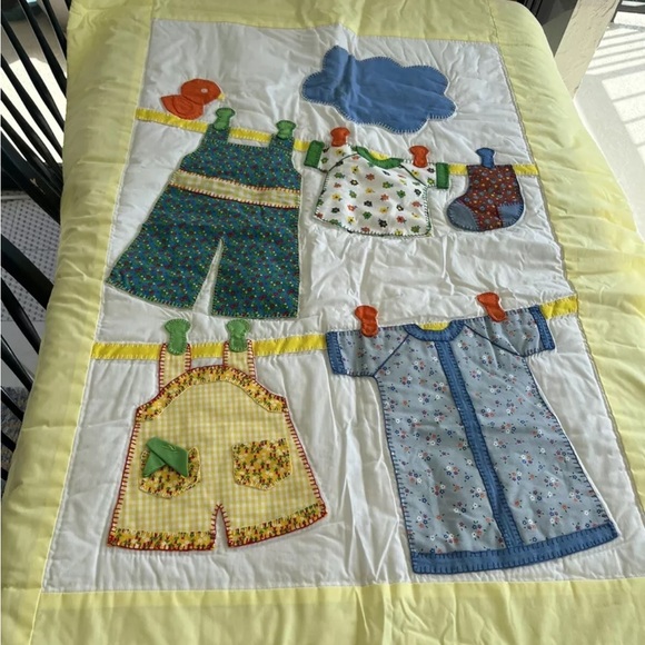 Hanging Laundry Floral Appliqué Embroidery Baby Boy Girl Quilt Vintage 80s